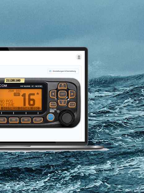 Laptop mit der Funksimulation Radio Tutor im Hintergrund sind Wellen